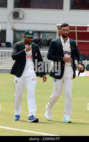 Rawalpindi, Pakistan, Punjab, Pakistan. August 2024. Bangladeschs Kapitän Najmul Hossain Shanto (L) und sein pakistanischer Amtskollege Shan Masood kommen am 20. August 2024 zu einer Trophäenzeremonie im Rawalpindi Cricket Stadium in Rawalpindi, am Vorabend ihres ersten Test Cricket Matches. (Kreditbild: © Raja Imran Bahadar/Pacific Press via ZUMA Press Wire) NUR REDAKTIONELLE VERWENDUNG! Nicht für kommerzielle ZWECKE! Stockfoto