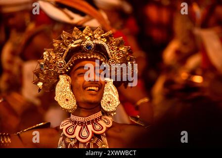 Kandy, Sri Lanka. August 2024. Das Esala Perahera in Kandy, eines der ältesten und größten buddhistischen Feste des Landes. Der kulturelle und religiöse Wettbewerb findet jährlich statt, um dem Heiligen Zahn-Relic zu huldigen und die Segnungen der Schutzgottheiten (Sri Vishnu, Kataragama, Natha und Pathini der vier Devalas) zu erbitten. (Foto: Ruwan Walpola/Pacific Press) Credit: Pacific Press Media Production Corp./Alamy Live News Stockfoto