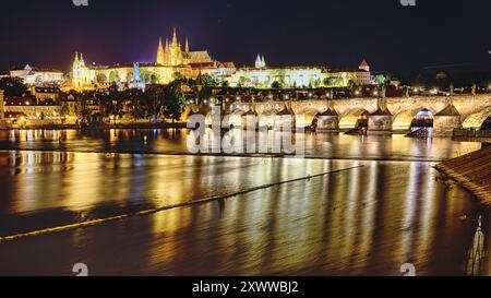 Nachtansicht der Charles Brücke über den Fluss Vltva mit dem Cadtle Bezirk im Hintergrund, Prag, Tschechische Republik Stockfoto