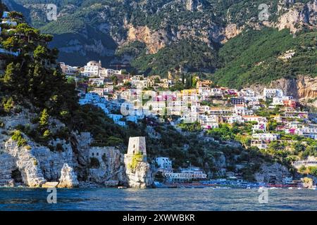 Amalfiküste Hügel mit Blick auf die Stadt vom Meer, Positano, Italien Stockfoto