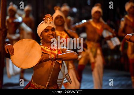 Kandy, Zentralprovinz, Sri Lanka. August 2024. Das Esala Perahera in Kandy, eines der ältesten und größten buddhistischen Feste des Landes. Der kulturelle und religiöse Wettbewerb findet jährlich statt, um dem Heiligen Zahn zu huldigen und die Segnungen der Schutzgottheiten zu erbitten (Credit Image: © Ruwan Walpola/Pacific Press via ZUMA Press Wire) NUR REDAKTIONELLE VERWENDUNG! Nicht für kommerzielle ZWECKE! Stockfoto