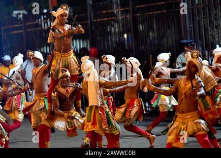 Kandy, Zentralprovinz, Sri Lanka. August 2024. Das Esala Perahera in Kandy, eines der ältesten und größten buddhistischen Feste des Landes. Der kulturelle und religiöse Wettbewerb findet jährlich statt, um dem Heiligen Zahn zu huldigen und die Segnungen der Schutzgottheiten zu erbitten (Credit Image: © Ruwan Walpola/Pacific Press via ZUMA Press Wire) NUR REDAKTIONELLE VERWENDUNG! Nicht für kommerzielle ZWECKE! Stockfoto