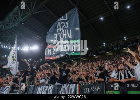 Turin, Italien. August 2024. Fans des FC Juventus wurden während des Fußballspiels der Serie A 2024/25 zwischen Juventus FC und Como 1907 im Allianz Stadium gesehen. Endpunktzahl; Juventus 3:0 Como Credit: SOPA Images Limited/Alamy Live News Stockfoto