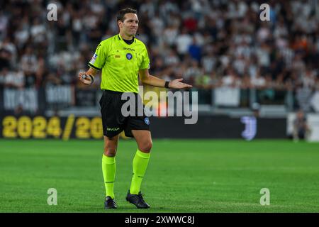 Turin, Italien. August 2024. Schiedsrichter Matteo Marcenaro war beim Fußballspiel der Serie A 2024/25 zwischen Juventus FC und Como 1907 im Allianz Stadion zu sehen. Endpunktzahl; Juventus 3:0 Como (Foto: Fabrizio Carabelli/SOPA Images/SIPA USA) Credit: SIPA USA/Alamy Live News Stockfoto