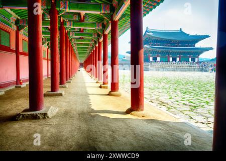 Kolumnade und Thronsaal, Gyeongbokgung Palace, Seoul, Südkorea Stockfoto