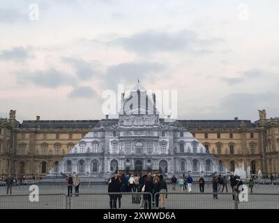 Unsichtbare Pyramide in Paris Stockfoto