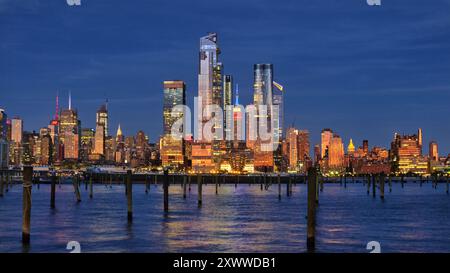 Gebäude von Midtown Manhattan bei Nacht beleuchtet bei Betrachtung von Weehawken, New Jersey Stockfoto