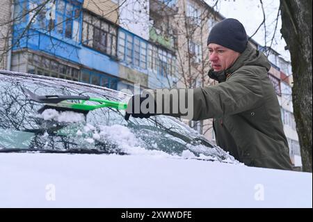 Entfernen von Schnee und Eis aus dem Auto. Stockfoto