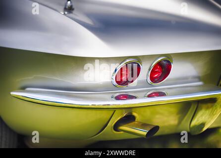 Nahaufnahme eines 1967 Chevrolet Corvette Stingray Schlusslichts, Heckrohrs und Stoßfängers Stockfoto