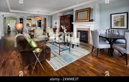 Das Wohnzimmer in sanftem Blau mit Naturfußboden mündet in den Essbereich und den Rest des Apartments Stockfoto