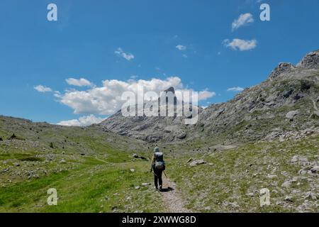 Trekking unter Maja E Harapit, das albanische Matterhorn, Peaks of the Balkans Trail, verfluchte Berge, Albanien Stockfoto