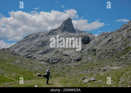 Trekking unter Maja E Harapit, das albanische Matterhorn, Peaks of the Balkans Trail, verfluchte Berge, Albanien Stockfoto