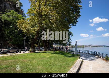 August 2023 - Ioannina, Griechenland - Straße in der wunderschönen Stadt Ioannina, der Hauptstadt der Region Stockfoto