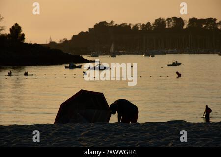 Während die Sonne über Ladeira Beach untergeht, können Besucher die letzten goldenen Strahlen des Tages optimal nutzen. Das warme Leuchten der Abendsonne wirft lange Schatten auf die Stockfoto