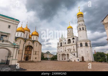 Der große Glockenturm Ivan, mit dem Himmelspatel auf der rechten Seite an einem sonnigen Tag mit blauem Himmel. Blauer Himmel Hintergrund mit Sonnenstrahlen. Moskauer Kreml, Russland Stockfoto