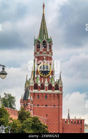 Spasskaya Turm des Moskauer Kremls. Der Spasskaya-Turm ist der Hauptturm mit einer Durchgangsleitung an der östlichen Wand des Moskauer Kremls, die overl Stockfoto