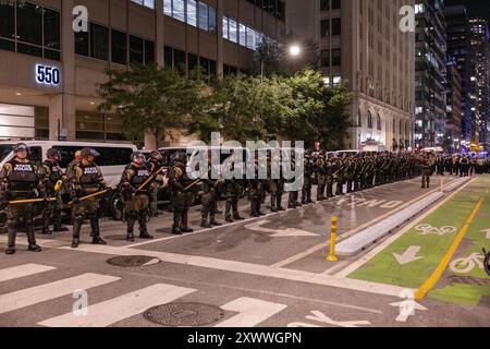 Während des Demokratischen Nationalkonvents kam es zu einer Reihe gewalttätiger Gefechte zwischen pro-palästinensischen Demonstranten und Polizisten von Chicago, die außerhalb des israelischen Konsulats in Chicago waren. Stockfoto