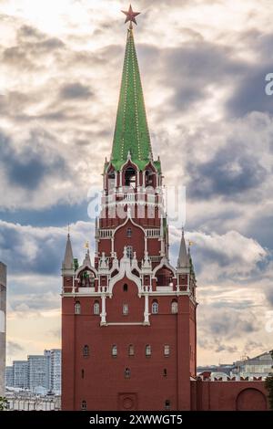 Spasskaya Turm des Moskauer Kremls. Der Spasskaya-Turm ist der Hauptturm mit einer Durchgangsleitung an der östlichen Wand des Moskauer Kremls, die overl Stockfoto