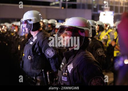 Während des Demokratischen Nationalkonvents kam es zu einer Reihe gewalttätiger Gefechte zwischen pro-palästinensischen Demonstranten und Polizisten von Chicago, die außerhalb des israelischen Konsulats in Chicago waren. Stockfoto