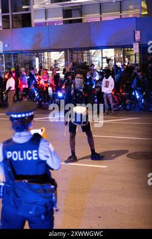 Während des Demokratischen Nationalkonvents kam es zu einer Reihe gewalttätiger Gefechte zwischen pro-palästinensischen Demonstranten und Polizisten von Chicago, die außerhalb des israelischen Konsulats in Chicago waren. Stockfoto