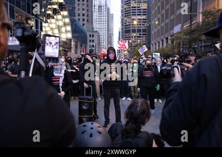 Während des Demokratischen Nationalkonvents kam es zu einer Reihe gewalttätiger Gefechte zwischen pro-palästinensischen Demonstranten und Polizisten von Chicago, die außerhalb des israelischen Konsulats in Chicago waren. Stockfoto