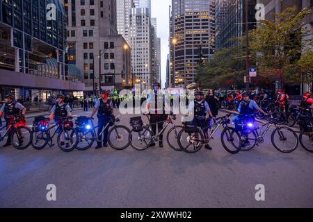 Während des Demokratischen Nationalkonvents kam es zu einer Reihe gewalttätiger Gefechte zwischen pro-palästinensischen Demonstranten und Polizisten von Chicago, die außerhalb des israelischen Konsulats in Chicago waren. Stockfoto