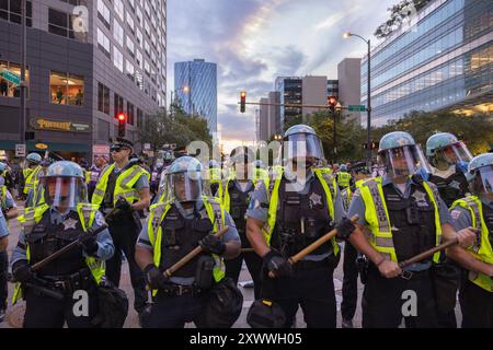 Während des Demokratischen Nationalkonvents kam es zu einer Reihe gewalttätiger Gefechte zwischen pro-palästinensischen Demonstranten und Polizisten von Chicago, die außerhalb des israelischen Konsulats in Chicago waren. Stockfoto