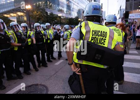 Während des Demokratischen Nationalkonvents kam es zu einer Reihe gewalttätiger Gefechte zwischen pro-palästinensischen Demonstranten und Polizisten von Chicago, die außerhalb des israelischen Konsulats in Chicago waren. Stockfoto