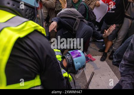 Während des Demokratischen Nationalkonvents kam es zu einer Reihe gewalttätiger Gefechte zwischen pro-palästinensischen Demonstranten und Polizisten von Chicago, die außerhalb des israelischen Konsulats in Chicago waren. Stockfoto