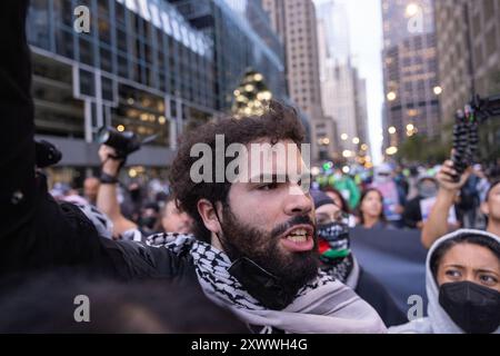 Während des Demokratischen Nationalkonvents kam es zu einer Reihe gewalttätiger Gefechte zwischen pro-palästinensischen Demonstranten und Polizisten von Chicago, die außerhalb des israelischen Konsulats in Chicago waren. Stockfoto