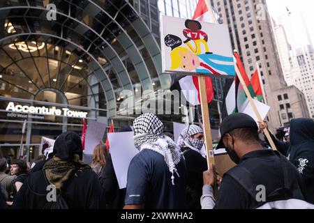 Während des Demokratischen Nationalkonvents kam es zu einer Reihe gewalttätiger Gefechte zwischen pro-palästinensischen Demonstranten und Polizisten von Chicago, die außerhalb des israelischen Konsulats in Chicago waren. Stockfoto