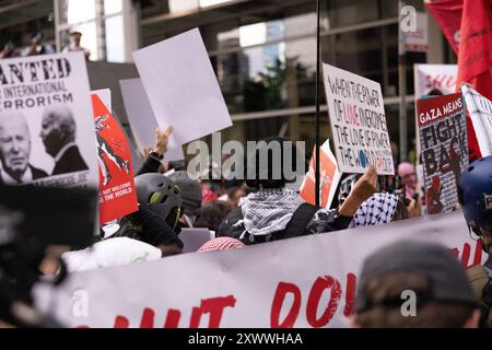 Während des Demokratischen Nationalkonvents kam es zu einer Reihe gewalttätiger Gefechte zwischen pro-palästinensischen Demonstranten und Polizisten von Chicago, die außerhalb des israelischen Konsulats in Chicago waren. Stockfoto