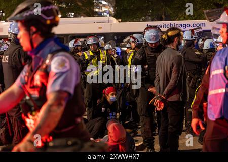 Während des Demokratischen Nationalkonvents kam es zu einer Reihe gewalttätiger Gefechte zwischen pro-palästinensischen Demonstranten und Polizisten von Chicago, die außerhalb des israelischen Konsulats in Chicago waren. Stockfoto