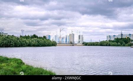 Ein Blick auf die Stadt Surgut und den ob River liegt im Norden von Westsibirien Stockfoto