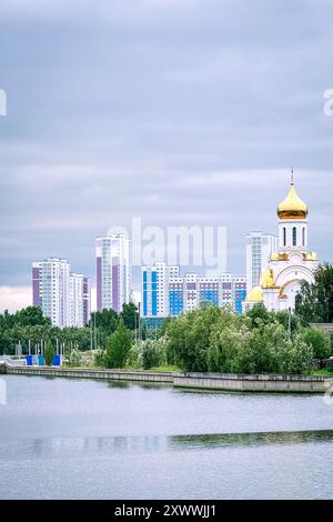 Ein Blick auf die Stadt Surgut und den ob River liegt im Norden von Westsibirien Stockfoto