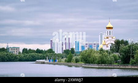 Ein Blick auf die Stadt Surgut und den ob River liegt im Norden von Westsibirien Stockfoto