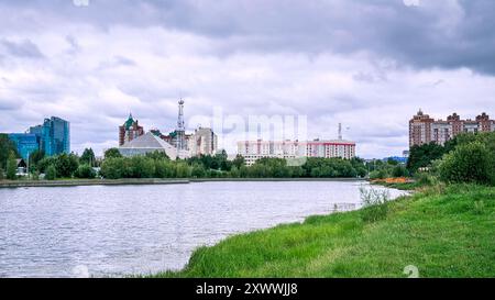 Ein Blick auf die Stadt Surgut und den ob River liegt im Norden von Westsibirien Stockfoto
