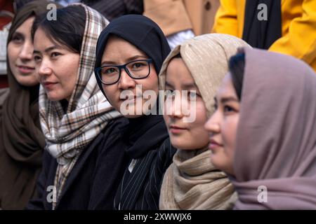 Medizinstudierende während eines Empfangs im Queen Elizabeth House, Edinburgh, für die Gruppe von 19 Frauen aus Afghanistan, die unter den Taliban von der Ausbildung ausgeschlossen sind, die nach Schottland gekommen sind, wo sie ihren medizinischen Abschluss abschließen werden. Die Reise und das Studium für die Frauen wurden von der Linda Norgrove Foundation in Zusammenarbeit mit dem Scotland Office und der schottischen Regierung organisiert. Bilddatum: Dienstag, 20. August 2024. Stockfoto
