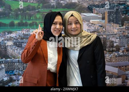 Die Medizinstudenten Omulbanin Sultani (links) und Zahra Hussaini (rechts) während eines Empfangs im Queen Elizabeth House, Edinburgh, für die Gruppe von 19 Frauen aus Afghanistan, denen unter den Taliban eine Ausbildung verweigert wurde, die in Schottland angekommen sind, wo sie ihren medizinischen Abschluss abschließen werden. Die Reise und das Studium für die Frauen wurden von der Linda Norgrove Foundation in Zusammenarbeit mit dem Scotland Office und der schottischen Regierung organisiert. Bilddatum: Dienstag, 20. August 2024. Stockfoto