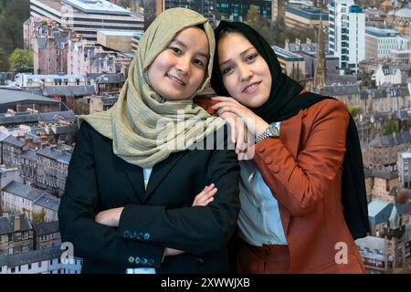 Die Medizinstudenten Zahra Hussaini (links) und Omulbanin Sultani (rechts) während eines Empfangs im Queen Elizabeth House, Edinburgh, für die Gruppe von 19 Frauen aus Afghanistan, denen unter den Taliban eine Ausbildung verweigert wurde, die in Schottland angekommen sind, wo sie ihren medizinischen Abschluss abschließen werden. Die Reise und das Studium für die Frauen wurden von der Linda Norgrove Foundation in Zusammenarbeit mit dem Scotland Office und der schottischen Regierung organisiert. Bilddatum: Dienstag, 20. August 2024. Stockfoto