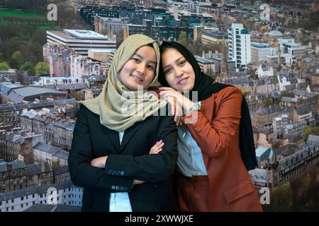 Die Medizinstudenten Zahra Hussaini (links) und Omulbanin Sultani (rechts) während eines Empfangs im Queen Elizabeth House, Edinburgh, für die Gruppe von 19 Frauen aus Afghanistan, denen unter den Taliban eine Ausbildung verweigert wurde, die in Schottland angekommen sind, wo sie ihren medizinischen Abschluss abschließen werden. Die Reise und das Studium für die Frauen wurden von der Linda Norgrove Foundation in Zusammenarbeit mit dem Scotland Office und der schottischen Regierung organisiert. Bilddatum: Dienstag, 20. August 2024. Stockfoto