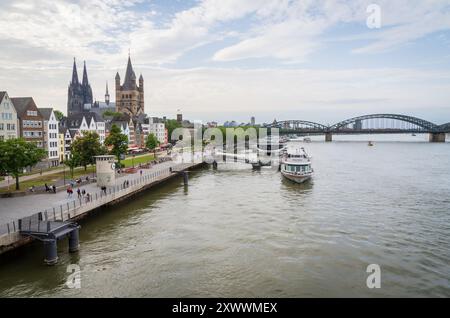 Blick auf die Stadt Köln und den Rhein in Deutschland mit historischen Gebäuden Stockfoto