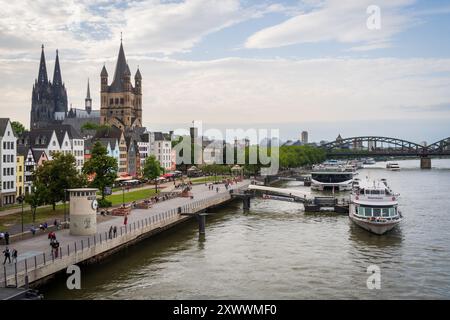 Blick auf die Stadt Köln und den Rhein in Deutschland mit historischen Gebäuden Stockfoto