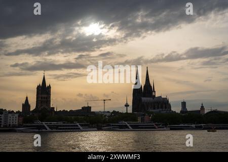 Blick auf die Stadt Köln und den Rhein in Deutschland mit historischen Gebäuden Stockfoto