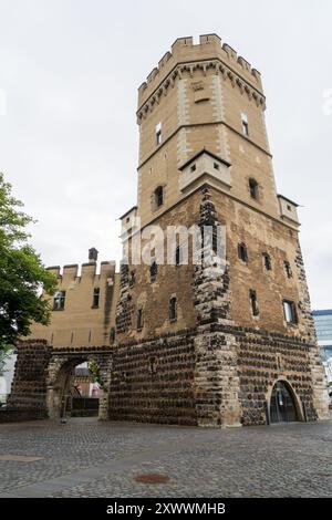 Der Bayenturm, ein mittelalterlicher Turm inmitten von modernity​​, wurde um 1220 erbaut und war Teil der ursprünglichen Stadtmauer, die Köln umgab Stockfoto