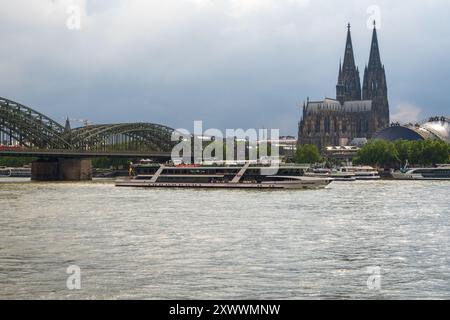 Blick auf die Stadt Köln und den Rhein in Deutschland mit historischen Gebäuden Stockfoto