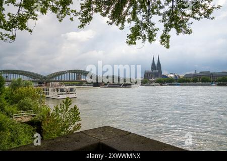 Blick auf die Stadt Köln und den Rhein in Deutschland mit historischen Gebäuden Stockfoto