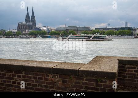 Blick auf die Stadt Köln und den Rhein in Deutschland mit historischen Gebäuden Stockfoto