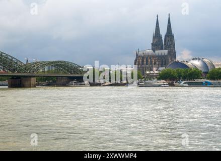 Blick auf die Stadt Köln und den Rhein in Deutschland mit historischen Gebäuden Stockfoto