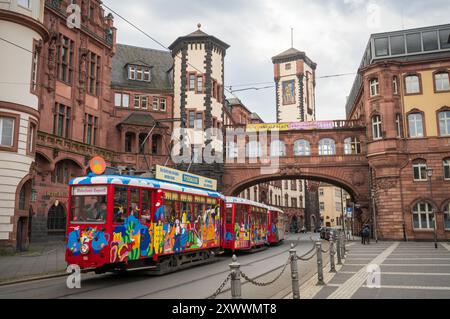 Puente de los Suspiros (Brücke zwischen Nord- und Südbau) in Frankfurt Stockfoto